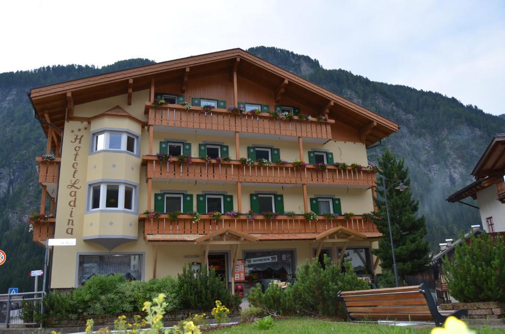 Hotel Ladina Campitello di Fassa Zewnętrze zdjęcie