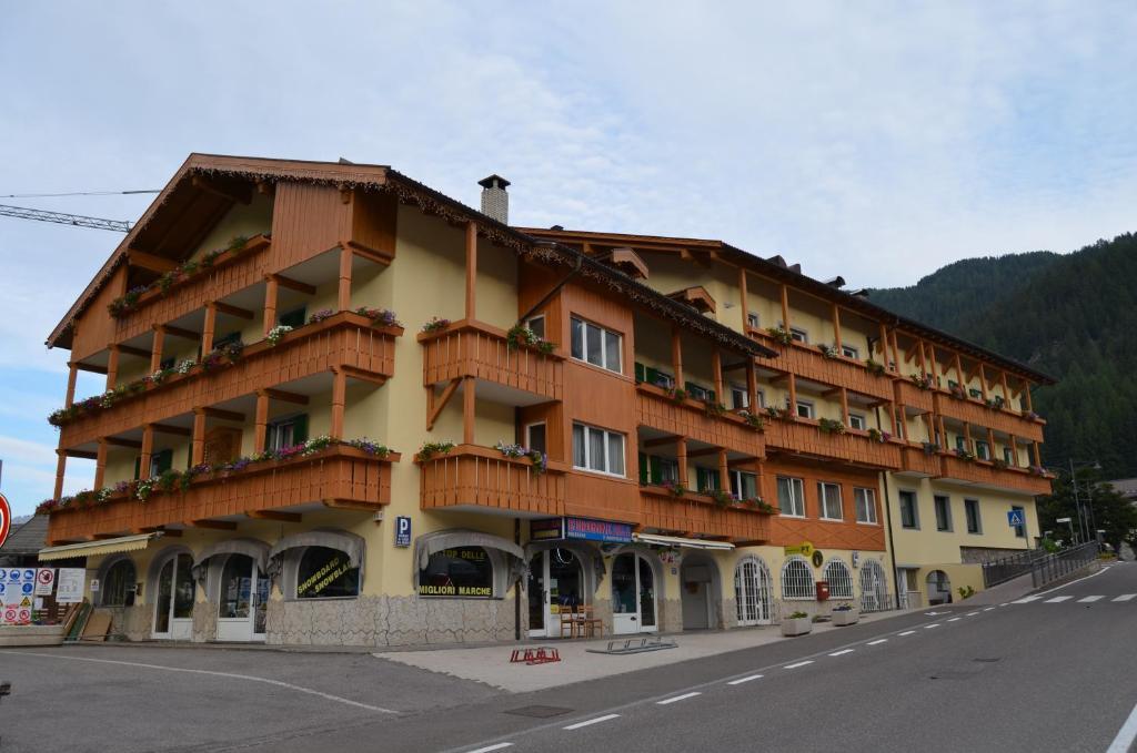 Hotel Ladina Campitello di Fassa Zewnętrze zdjęcie