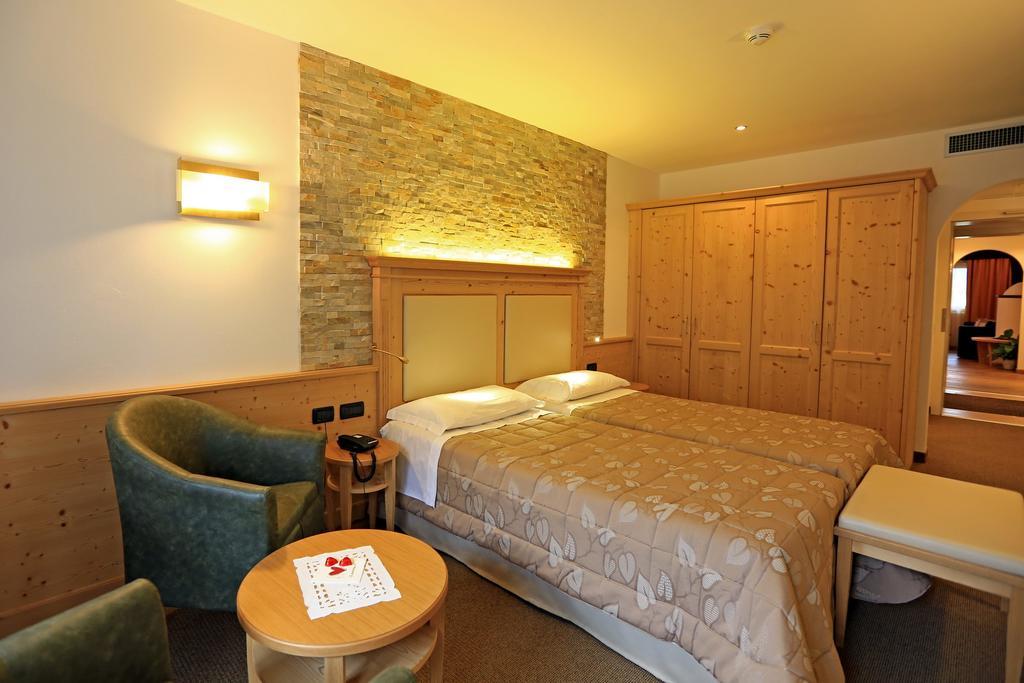 Hotel Ladina Campitello di Fassa Pokój zdjęcie