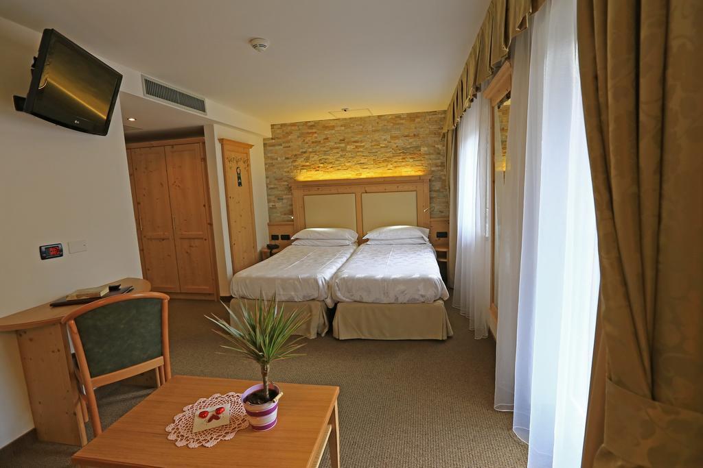 Hotel Ladina Campitello di Fassa Pokój zdjęcie